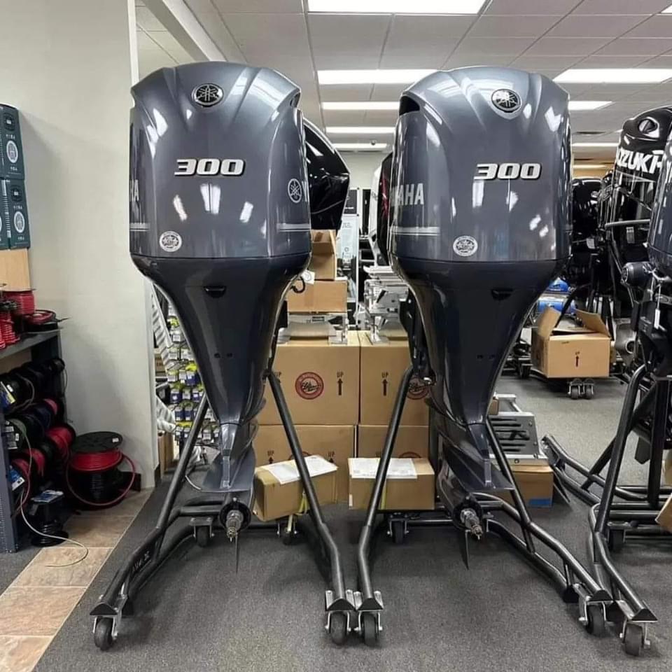 Twin Yamaha 300 HP 4 Stroke Outboard Motor Engine